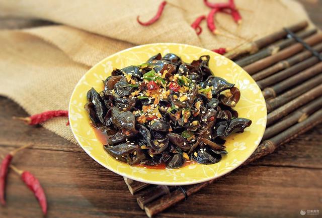 凉拌木耳的做法，老乡鸡凉拌木耳的做法（凉拌木耳的做法 最正宗的做法）