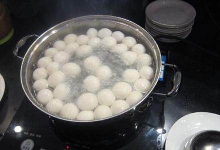 煮元宵应该是冷水下锅还是热水，煮元宵应该是冷水下锅还是热水下锅（煮汤圆是冷水下锅还是热水下锅呢）