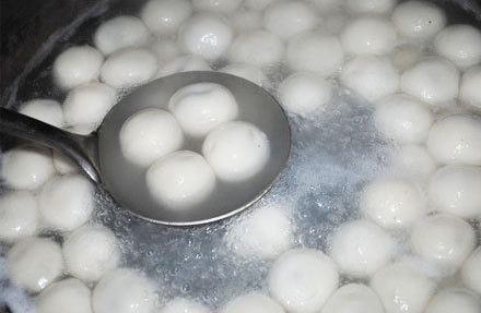煮元宵应该是冷水下锅还是热水，煮元宵应该是冷水下锅还是热水下锅（煮汤圆是冷水下锅还是热水下锅呢）