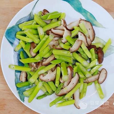 日式便当制作方法，日式便当制作方法步骤（<日式蛋包饭+芦笋>）