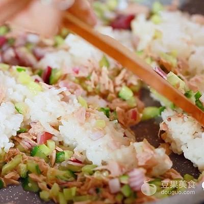 日式便当制作方法，日式便当制作方法步骤（<日式蛋包饭+芦笋>）