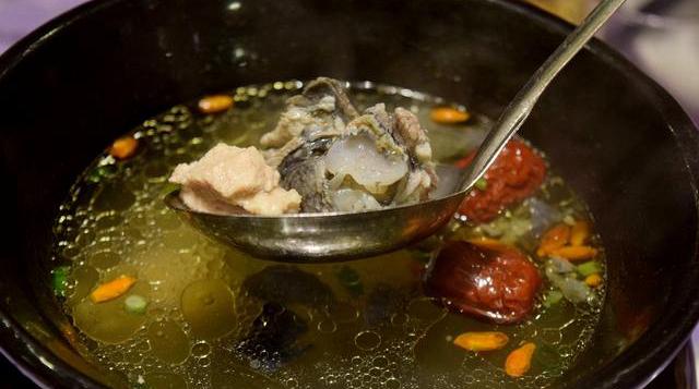 乌鸡汤的功效，灵芝乌鸡汤的功效（骨质疏松食疗验方之十）