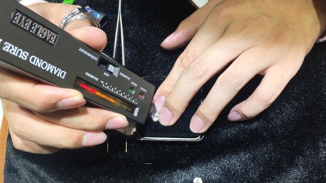 莫桑石和钻石的区别，莫桑钻和钻石的区别是什么（2分钟手把手教你5招区分天然钻石和莫桑钻）