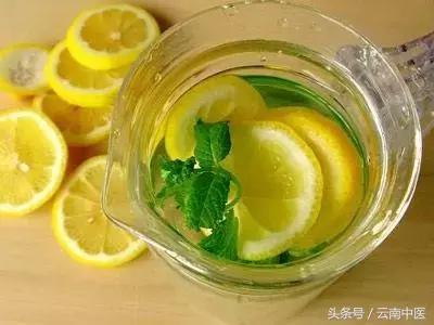 柠檬茶的功效和作用，水杯里加这几样东西