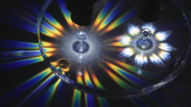 莫桑石和钻石的区别，莫桑钻和钻石的区别是什么（2分钟手把手教你5招区分天然钻石和莫桑钻）