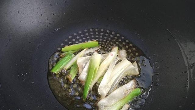 玉米面条怎么做，玉米面条怎么做好吃简单的做法（吃点粗粮来消灭你的节日脂肪吧）