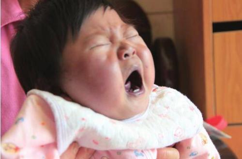 孩子嘴巴红是怎么回事，孩子嘴巴有点歪是怎么回事（宝宝嘴巴像涂了“姨妈色”口红是咋回事）