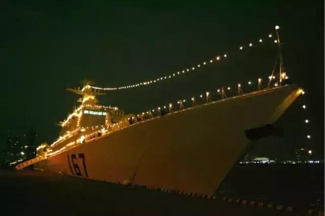 跨立的动作要领间隔多少厘米，跨立的动作标准（海军的这些礼仪常识）