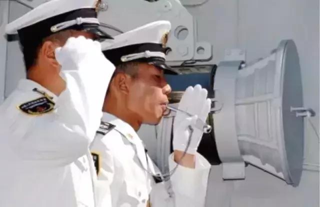 跨立的动作要领间隔多少厘米，跨立的动作标准（海军的这些礼仪常识）