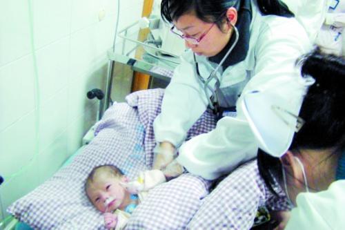 孩子嘴巴红是怎么回事，孩子嘴巴有点歪是怎么回事（宝宝嘴巴像涂了“姨妈色”口红是咋回事）