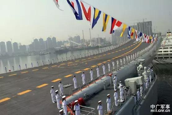 跨立的动作要领间隔多少厘米，跨立的动作标准（海军的这些礼仪常识）