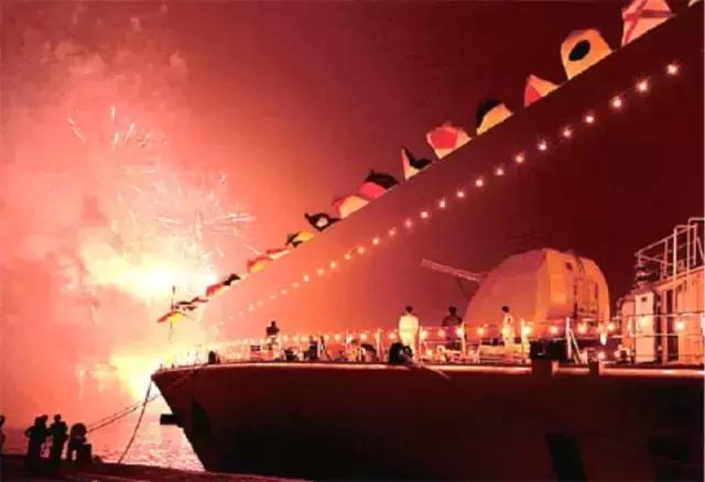 跨立的动作要领间隔多少厘米，跨立的动作标准（海军的这些礼仪常识）