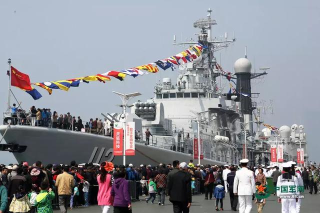 跨立的动作要领间隔多少厘米，跨立的动作标准（海军的这些礼仪常识）