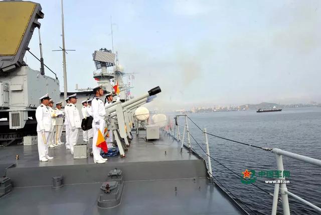 跨立的动作要领间隔多少厘米，跨立的动作标准（海军的这些礼仪常识）