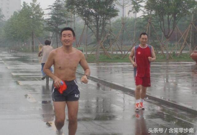 见人就笑猜一字，猜一字谜语（脑筋急转弯：痞子得满分）