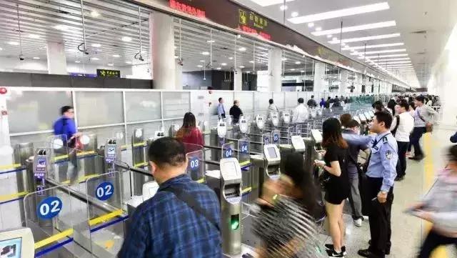 从深圳怎么去香港，从深圳宝安去香港怎么走最好（深圳到香港的时间再次缩短）