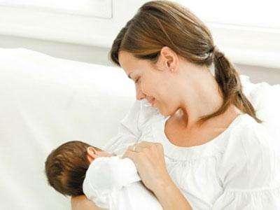 新生儿喂奶姿势，新生儿正确的母乳喂养姿势（给宝宝哺乳的正确姿势）