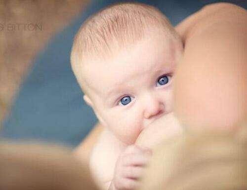 新生儿喂奶姿势，新生儿正确的母乳喂养姿势（给宝宝哺乳的正确姿势）