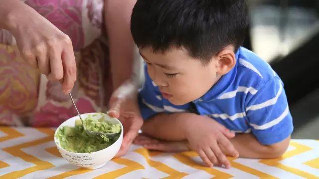 牛油果怎么做婴儿辅食，牛油果给宝宝做辅食的做法（辣妈教你如何做牛油果美食）