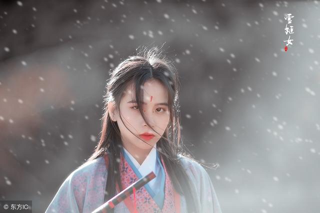 待到长发及腰时，诗歌|待到长发及腰时（“待我长发及腰”的原文出处和下一句）