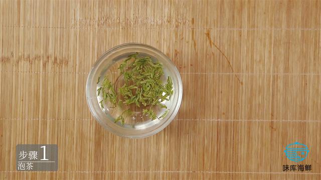 谁知道茶叶虾椒盐虾的做法，茶叶盐焗虾的做法（在家吃的国宴菜）