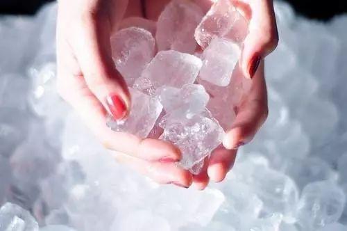 冰块物理降温的方法及注意事项，冰袋物理降温的部位及注意事项（冰敷的正确打开方式）