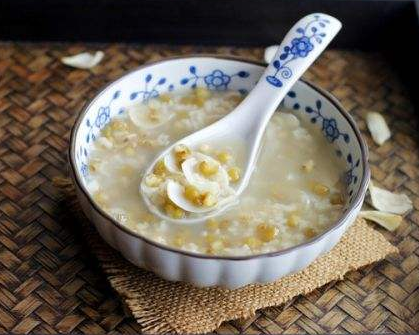 百合粥的做法和功效，百合莲子粥的做法（有清肺止咳功效可适量食用）