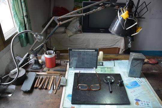 微雕是什么意思，微雕的意思（四川八旬“微刻老人”坚持雕刻70年）