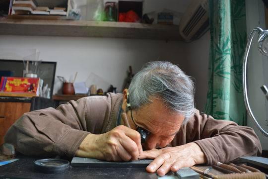 微雕是什么意思，微雕的意思（四川八旬“微刻老人”坚持雕刻70年）