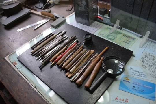 微雕是什么意思，微雕的意思（四川八旬“微刻老人”坚持雕刻70年）