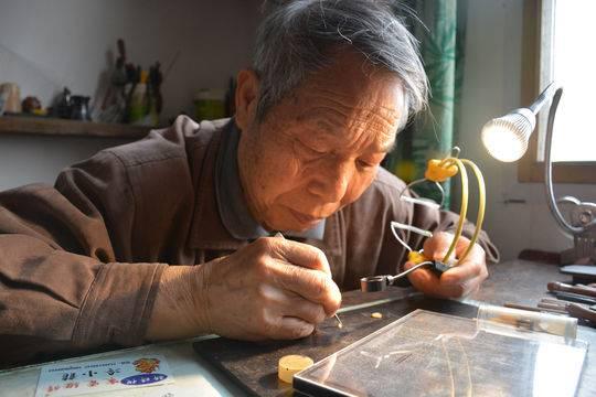 微雕是什么意思，微雕的意思（四川八旬“微刻老人”坚持雕刻70年）