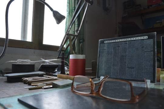 微雕是什么意思，微雕的意思（四川八旬“微刻老人”坚持雕刻70年）