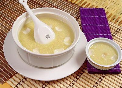 百合粥的做法和功效，百合莲子粥的做法（有清肺止咳功效可适量食用）