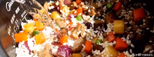 羊肉焖饭是怎么做的，羊肉焖饭是怎么做的视频（这样做出来的羊肉焖饭）