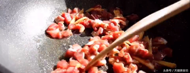 羊肉焖饭是怎么做的，羊肉焖饭是怎么做的视频（这样做出来的羊肉焖饭）