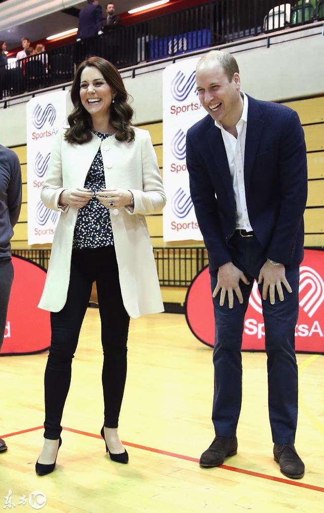 凯特王妃和威廉王子互动，威廉王子携凯特王妃出席活动