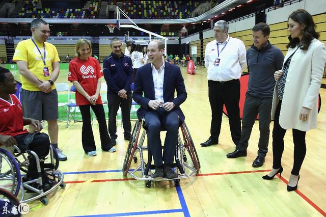 凯特王妃和威廉王子互动，威廉王子携凯特王妃出席活动