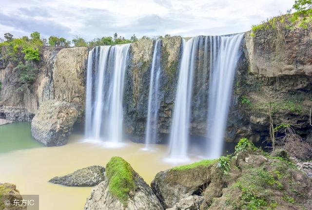 前行的路荆棘和鲜花并存文案，行走在旅途，鲜花和荆棘映衬