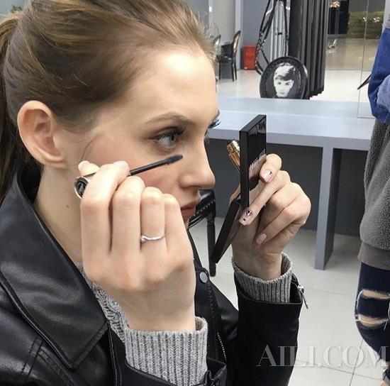 让睫毛保持卷翘的技巧，让睫毛保持卷翘的技巧是什么（5个终极密技让你刷出卷翘美睫）