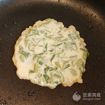 香椿鸡蛋饼的做法，香椿鸡蛋饼的做法大全窍门（香椿鸡蛋饼的做法窍门）