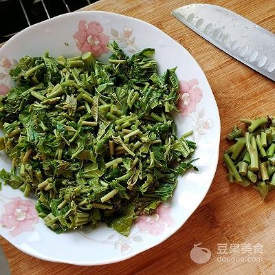 香椿鸡蛋饼的做法，香椿鸡蛋饼的做法大全窍门（香椿鸡蛋饼的做法窍门）