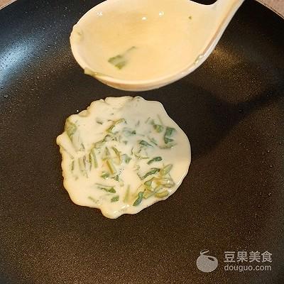 香椿鸡蛋饼的做法，香椿鸡蛋饼的做法大全窍门（香椿鸡蛋饼的做法窍门）