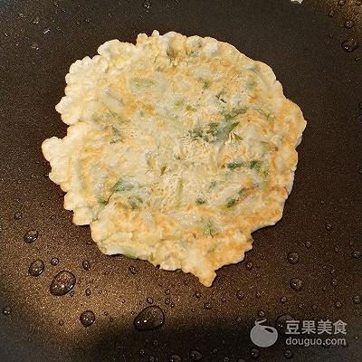 香椿鸡蛋饼的做法，香椿鸡蛋饼的做法大全窍门（香椿鸡蛋饼的做法窍门）