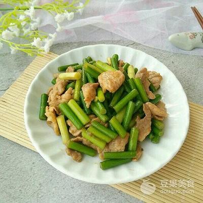 蒜薹炒肉絲怎麼炒,如何炒肉絲嫩又好吃(蒜薹炒肉片的做法)