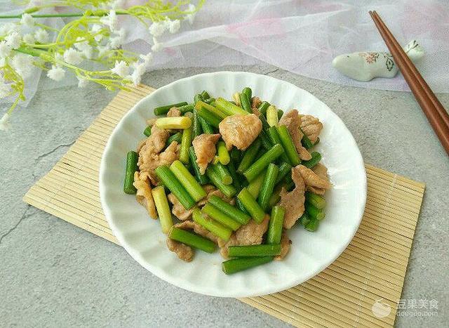 蒜薹炒肉絲怎麼炒,如何炒肉絲嫩又好吃(蒜薹炒肉片的做法)