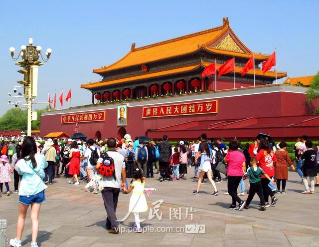 天安门图片，天安城门图片儿童画（北京天安门广场红旗招展庆五一）