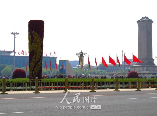 天安门图片，天安城门图片儿童画（北京天安门广场红旗招展庆五一）