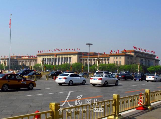 天安门图片，天安城门图片儿童画（北京天安门广场红旗招展庆五一）