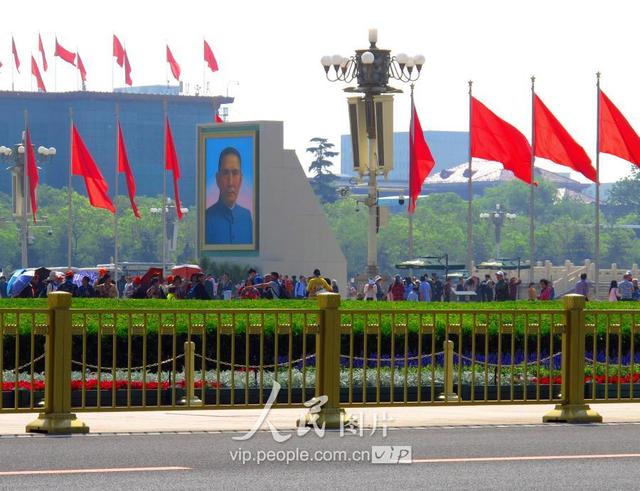 天安门图片，天安城门图片儿童画（北京天安门广场红旗招展庆五一）