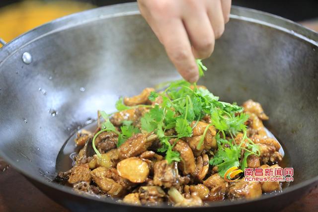 南昌最好的红烧菜，舌尖上的南昌土家菜——新建区红烧散养土鸡